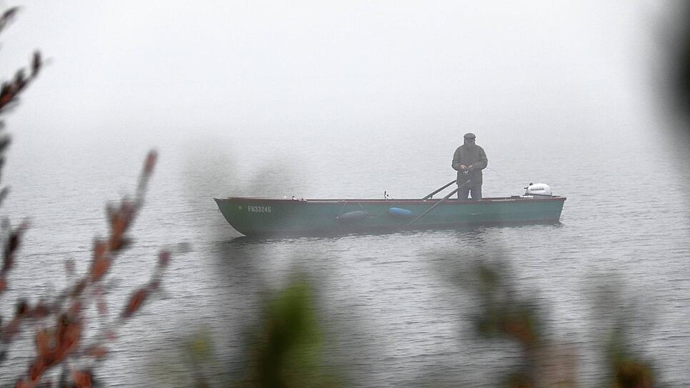 Ein Morgen Anfang Oktober bei Überlingen. Von Nebel &ndash; wie er hier einen Mann und sein Boot einhüllt &ndash; sprechen Meteorologen, ...