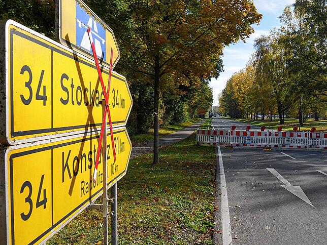 Nichts geht mehr: Kurz nach dem Ortschild in Richtung Radolfzell ist die B34 gesperrt.