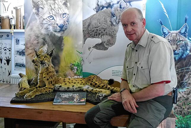 Armin Hafner (58) neben einem Luchs aus seiner Wildtier-Sammlung.