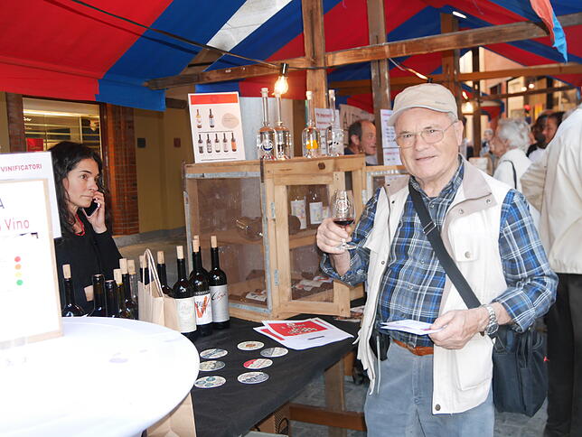 Mit Genuss: Leser Richard Keller aus Görwihl genießt ein Gläschen Merlot auf dem Käsemarkt in Bellinzona.