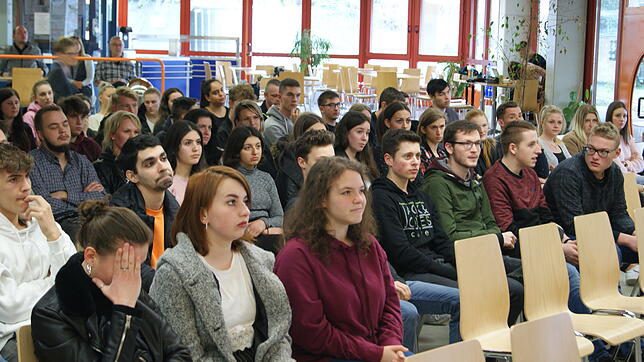 Die Klassen der kaufmännischen Rudolf-Eberle-Schule lauschten der Podiumsdiskussion mit Andreas Schwab, der den Schülern Rede und ...