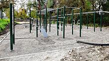 Ist schon zu erkennen: Der neue Calisthenics-Park im Herzengelände. Noch gibt es aber viel zu tun.