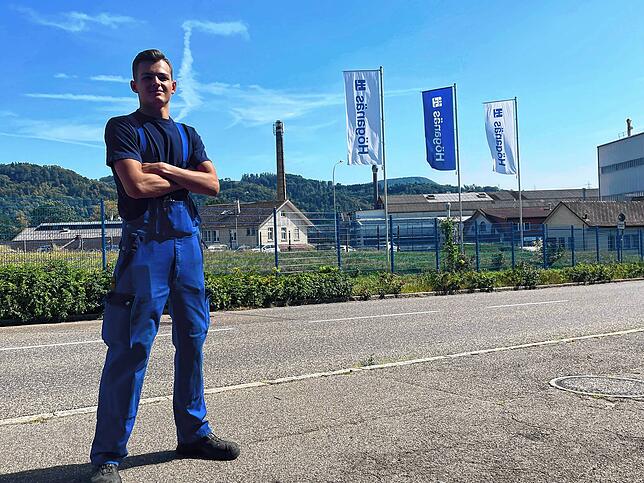 Der 19-jährige Phil Oberle vor dem Höganäs Werk in Rhina. Vor 2018 wurde es noch dem Unternehmen H.C. Starck geführt.