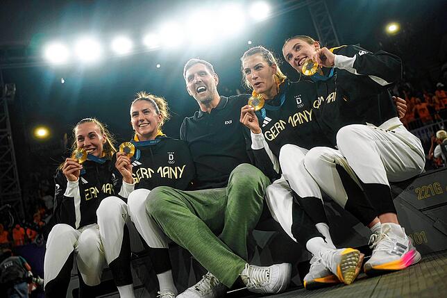 Dirk Nowitzki feiert mit den Goldmedaillengewinnerinnen Svenja Brunckhorst, Marie Reichert, Sonja Greinacher und Elisa Mevius nach der ...