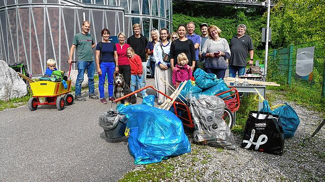 Die vielen Helferinnen und Helfer des Rhine-Clean-ups nach getaner Arbeit: Wie anhand der Säcke zu sehen ist, lohnt sich die ...