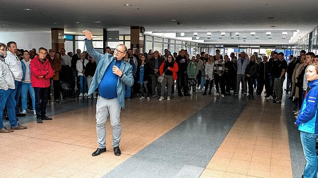 Oberbürgermeister Jürgen Roth erklärt den Besuchern bei der Infoveranstaltung im Rössle den Stand der Planungen.