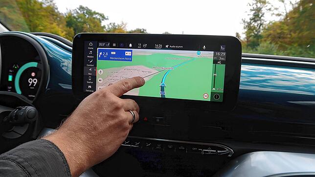 Weil ein Navi ihn in die Irre führt, musste das Auto eines 21-Jährigen abgeschleppt werden. (Symbolbild)