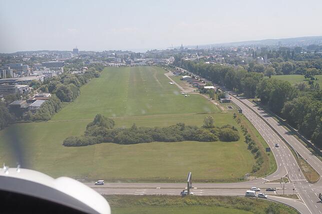 Auf einem Streifen links ist Gewerbeentwicklung angedacht, dafür soll die Landebahn leicht nach rechts versetzt werden.