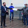 Bürgermeister Dieter Stauber (links) nimmt die Unterschriften der Vertreter der Bürgerinitiative, Ralf Lattner (Mitte) und Karl-Heinz ...