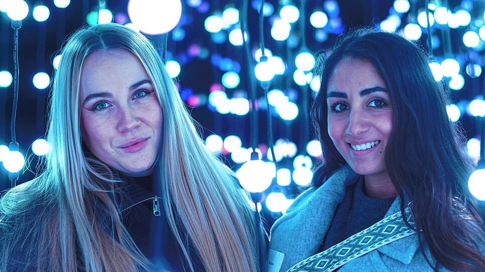 Vanessa Heun und Yeliz Caliskan &ndash; hier in der Installation &bdquo;Glockenspiel&ldquo; &ndash; besuchen direkt am Eröffnungstag den ...