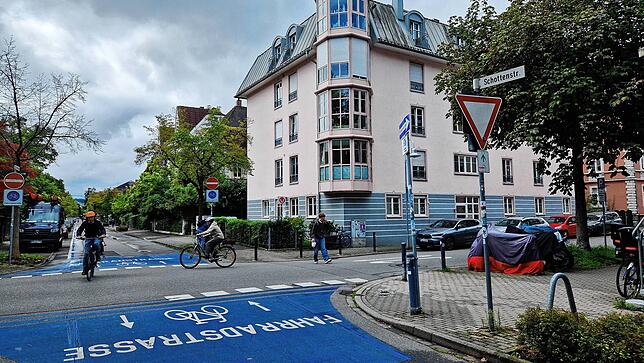 Die Fahrradstraße hat fast durchgehend Vorfahrt vor den kreuzenden Straßen. Doch an der Ecke Schotten-/Gartenstraße müssen Radfahrer warten.