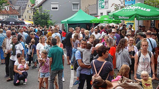 Bereits am frühen Freitagabend tummeln sich viele Besucher beim Egelsteig auf dem Wollmatinger Dorffest.