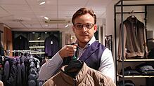 Maximilian Wichert, Assistent der Geschäftsführung beim Modehaus Munding in Überlingen, zeigt eine Übergangsjacke.