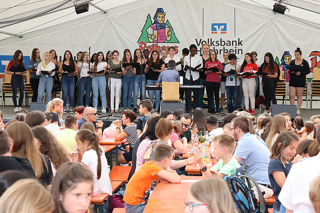 Großer Auftritt: Die Singklassen des Klettgau-Gymnasiums gaben ein 18-minütiges Medley aus „Les Misérables“. Währenddessen ...