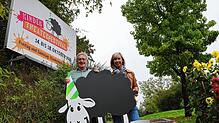 Veranstalter Claudius Beck (links) und Saskia Friedrich-Rother vom Stadtmarketing (rechts) präsentieren das Maskottchen des ...