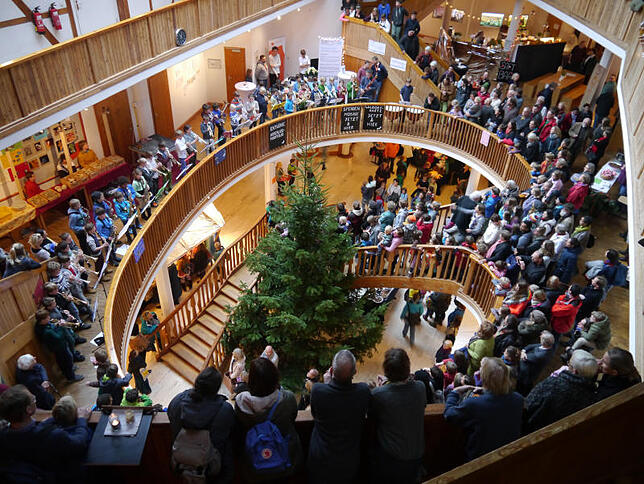 Weihnachtsbasar in der Waldorfschule. Wie auf diesem Archivbild aus dem Jahr 2015 wird es auch heute zahlreiche Stände, ...