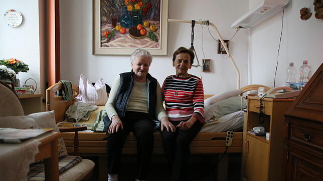 Roswitha Specker und Theresia Baer teilen sich seit Mai ein Zimmer im Spitalfonds Pfullendorf. Beide tun sich schwer mit dem Gedanken, ...