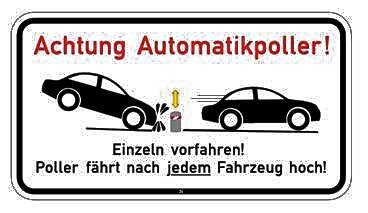 Mit diesen Schildern weist die Stadt auf die Unfallgefahr an den Automatikpollern hinweisen. Viel geholfen hat es bisher offenkundig nicht.