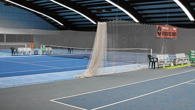 Gähnende Leere: Die Plätze in den Tennishallen bleiben vorerst leer. Der Verwaltungsgerichtshof Mannheim lehnte in einem Urteil die ...
