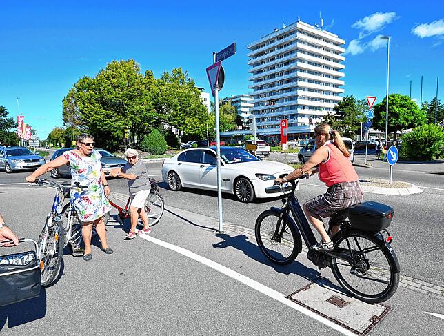 Hier geht es auch schon mal enger zu. Viel Platz bleibt den Radfahrern bei Gegenverkehr nicht mehr im Bereich des BEZ-Kreisels.
