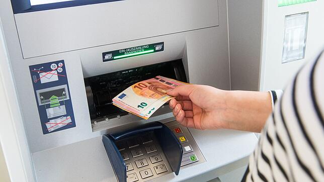Menschen, die Bürgergeld beziehen, sind auf die Sozialleistung angewiesen. Wann ist das Geld für März 2024 auf dem Konto?