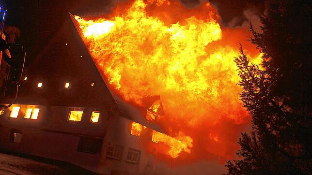 Bild : Landwirtschaftsgebäude gerät an stürmischem Donnerstagabend in Vollbrand zwischen Villingen und Obereschach