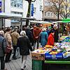 Besucher auf dem Wochenmarkt in Friedrichshafen (dieses Bild entstand vor der Corona-Pandemie): Einer Verlegung auf den Buchhornplatz ...