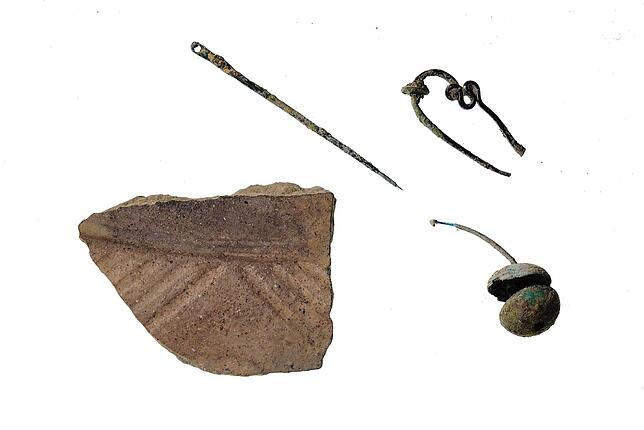 Späthallstattzeitliche Funde bei Kressbronn: eine Nähnadel, eine Schlangenfibel, ein Ohrring sowie eine riefenverzierte Scherbe.