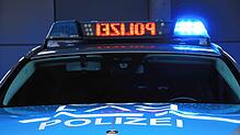 Eine 43-jährige Autofahrerin soll nach Polizeiangaben mit einer Zapfpistole im Auto losgefahrzrücken sein. Als der Schlauch riss, hängte ...