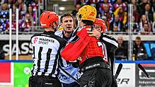 Emotionen: Schwenningens Will Weber gestern Abend im Verbalduell mit Bennet Rossmy (Fischtown Pinguins Bremerhaven).