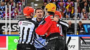 Emotionen: Schwenningens Will Weber gestern Abend im Verbalduell mit Bennet Rossmy (Fischtown Pinguins Bremerhaven).