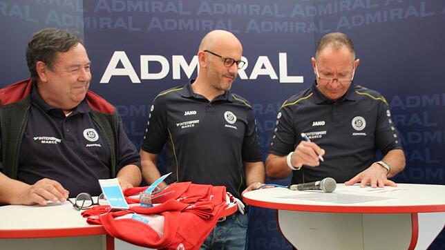 Extra-Games Geschäftsführer Martin Restle unterschreibt mit seinem Kollegen Martin Moßbrucker (Mitte) und SCP-Präsident Jobst Florus ...