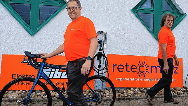 Obwohl Oliver Wehrle (links) in seiner Vier-Tage-Woche die freie Zeit mit dem Fahrrad genießt, geht Inhaber und Geschäftsführer Bernhard ...