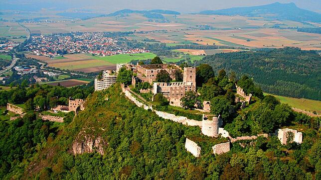 Die Festungsruine auf dem Hohentwiel ist das Wahrzeichen des Hegaus. Zu den Füßen des Vulkankegels verläuft eine kurze Wanderroute, die ...
