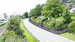 Unterhalb des Parkplatzes West verläuft ein Grünstreifen entlang der B31 alt. Über ihn könnte der Bodenseeradweg geführt und am ...