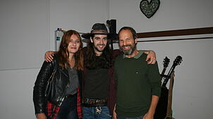 Hautnah zeigte sich David Tarakona (Mitte) mit seinen Fans Sissi Schöllhuber (links) und Thom Beck (rechts). Er begeisterte die Besucher ...