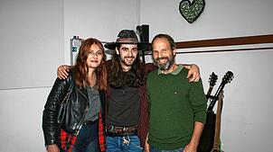 Hautnah zeigte sich David Tarakona (Mitte) mit seinen Fans Sissi Schöllhuber (links) und Thom Beck (rechts). Er begeisterte die Besucher ...