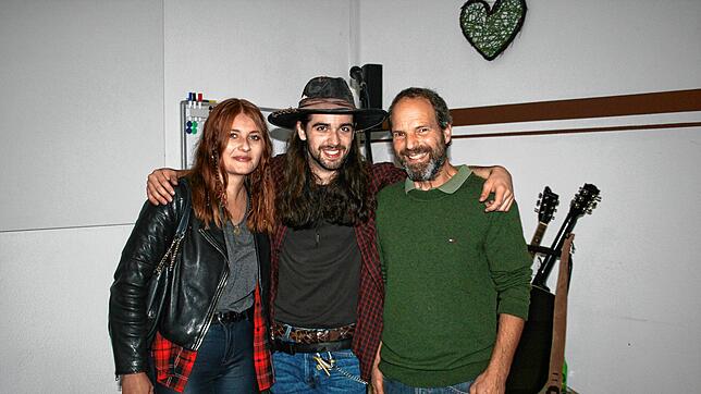 Hautnah zeigte sich David Tarakona (Mitte) mit seinen Fans Sissi Schöllhuber (links) und Thom Beck (rechts). Er begeisterte die Besucher ...
