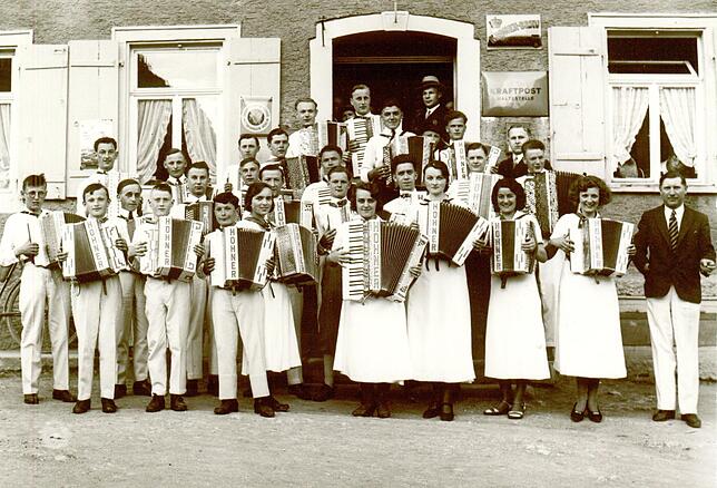 Hermann Schittenhelm (im Bild rechts) wurde zur Galionsfigur der damals aufblühenden Orchesterbewegung. 1927 gründete er das Hohner ...