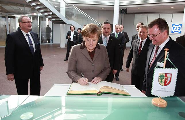 Hoher Besuch von Bundeskanzlerin Angela Merkel bei ZF Friedrichshafen: Anlass war der T-City-Tag am 23. Februar 2011. Damals besuchte ...