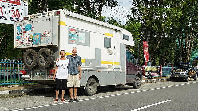 Ute und Klaus Ummenhofer vor ihrem Wohnmobil "Brummi", mit dem sie bis nach Bali gefahren sind. 47&nbsp;000 Kilometer haben sie mit dem ...