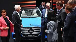 Bundeskanzler Friedrich Merz am Stand von Mercedes-Benz.