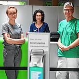 Ohne Schutzmaske: Die Ärzte Kristina Korsace (links) und Gerold Schmid mit Mitarbeiterin Lydia Hartmaier.