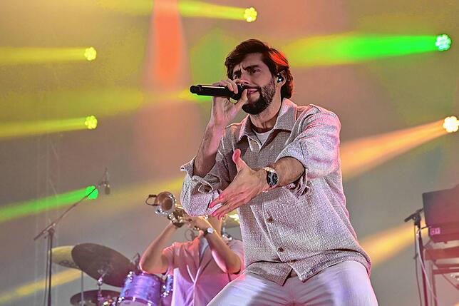 Alvaro Soler bringt spanisches Flair zum Sommersound nach VS. Er feierte auf der Bühne und mit 3500 Fans eine ausgelassene Partynacht.