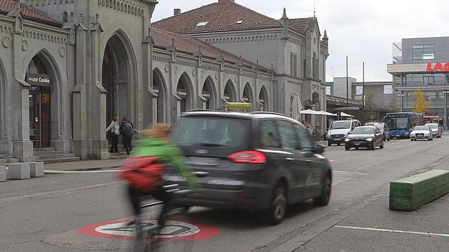 Im Herbst 2019 sollen die Umbaumaßnahmen an der jetzigen provisorischen Begegnungszone vor dem Konstanzer Bahnhof beginnen – private ...