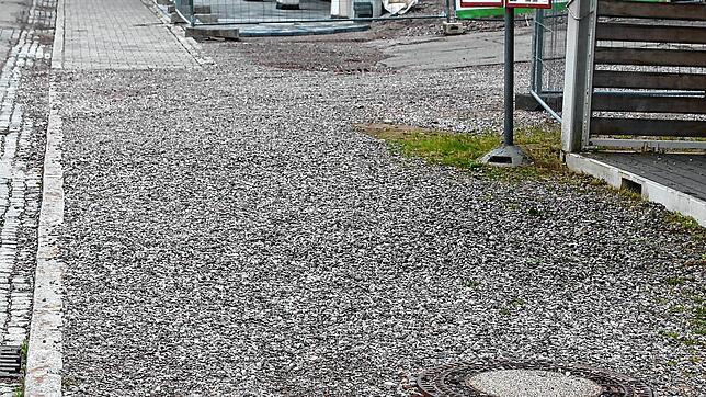 Die Straße zum Ärztehaus ist in die Jahre gekommen. Foto: Cornelia Liebwein
