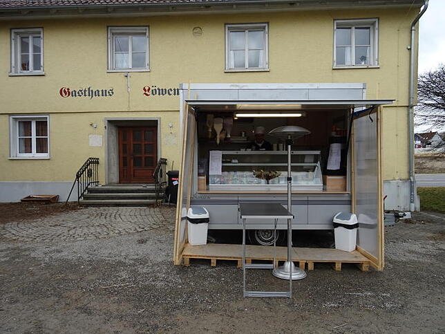 In einigen Monaten soll der "Löwen" in Aach-Linz wieder öffnen. Bis dahin hält Witiko Mayer mit einem Imbisswagen die Stellung.