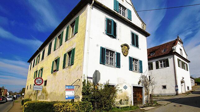 Mächtig erhebt sich der Südflügel des Schussenrieder Hofes neben der Bundesstraße.