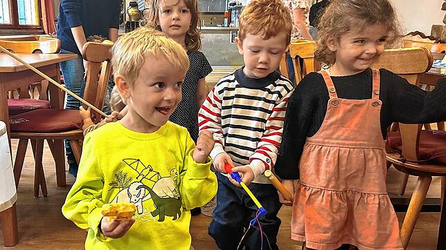 Jannik, Laura, Tim und Amelie (von links) haben alle keinen Kitaplatz bekommen. Im Stüble der Katzenmusik üben sie trotzdem schon ...