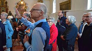 Heiko Sobotta (ganz vorn) erläutert im Auftrag der Stadt beim Tag des offenen Denkmals in Markdorf den Teilnehmern die Kunstwerke in der ...